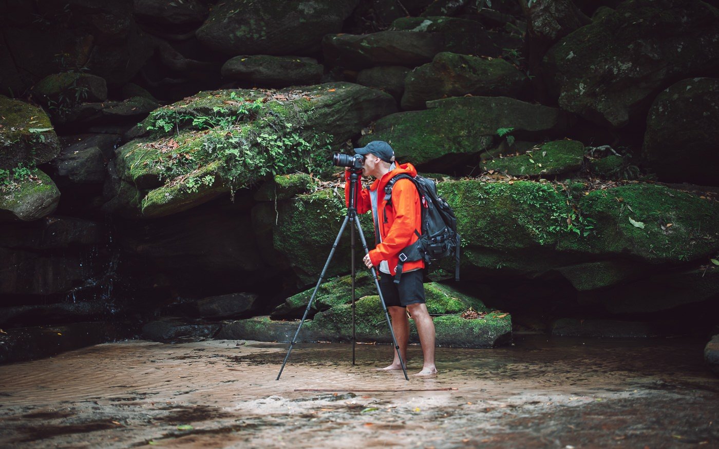 Olly Gaspar reviewing the HEIPI Travel Tripod for the best budget tripod for mirrorless cameras