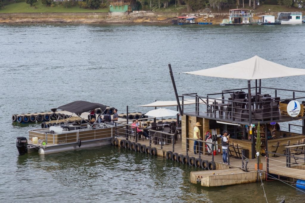 floating jetty bar in Guatpé