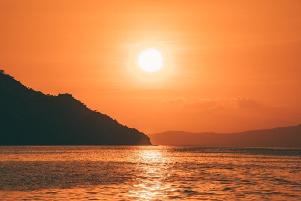 SUNSET ON THE WANUA ADVENTURES KOMODO BOAT FROM LOMBOK